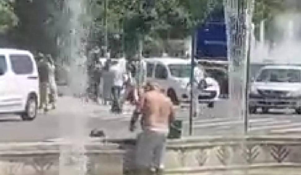 Momentul în care un bărbat s-a dezbrăcat și făcut baie în fântânile din Piața Unirii, în București. Omul n-a mai suportat căldura 847155