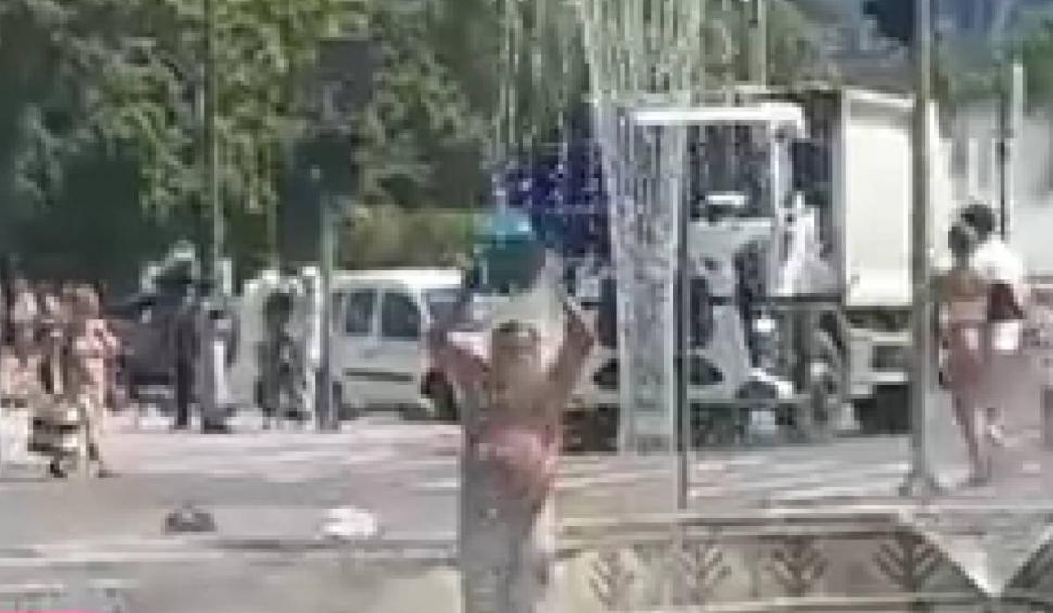 Momentul în care un bărbat s-a dezbrăcat și făcut baie în fântânile din Piața Unirii, în București. Omul n-a mai suportat căldura 847156