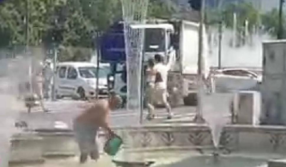 Momentul în care un bărbat s-a dezbrăcat și făcut baie în fântânile din Piața Unirii, în București. Omul n-a mai suportat căldura 847157