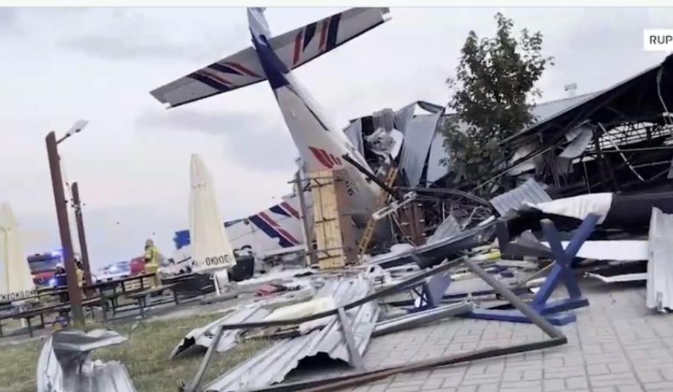 Cinci oameni au murit, iar alţi opt au fost răniţi, după ce un avion s-a prăbușit peste un hangar, în apropiere de Varşovia  847320