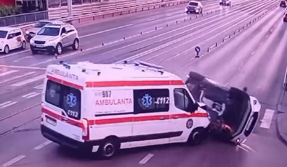 Ambulanţă aflată în misiune, implicată într-un accident, în Iași | O persoană a ajuns la spital