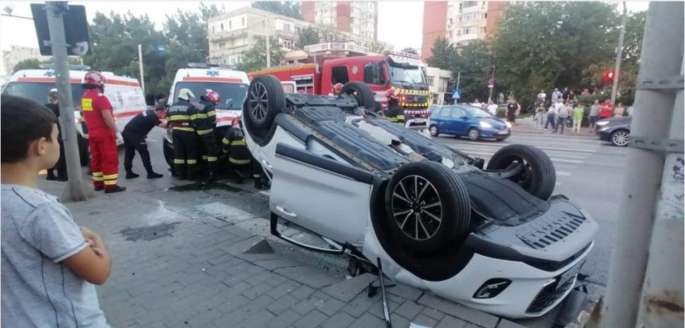 Ambulanţă aflată în misiune, implicată într-un accident, în Iași | O persoană a ajuns la spital 847560
