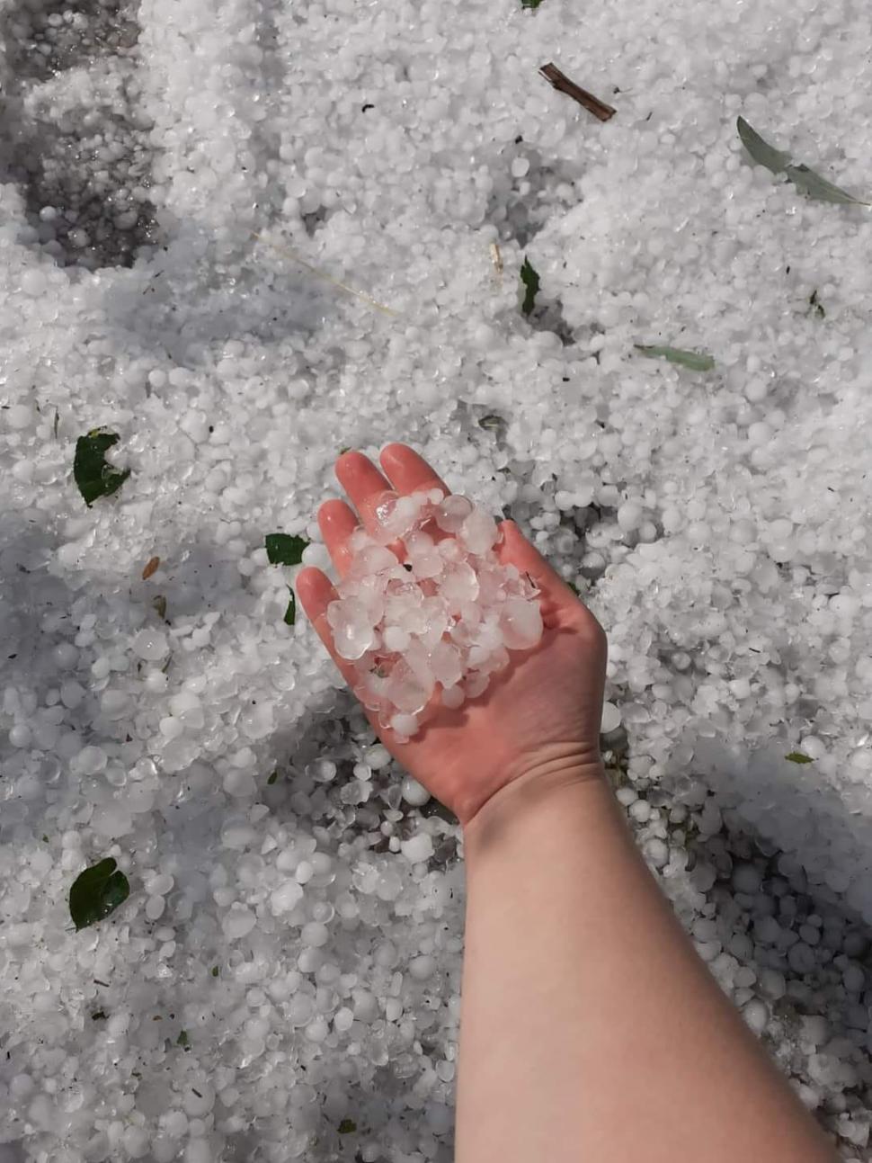 Covor alb de gheață în toiul verii, în urma fenomenelor extreme | Grindina a făcut prăpăd în mai multe zone din țară 847518