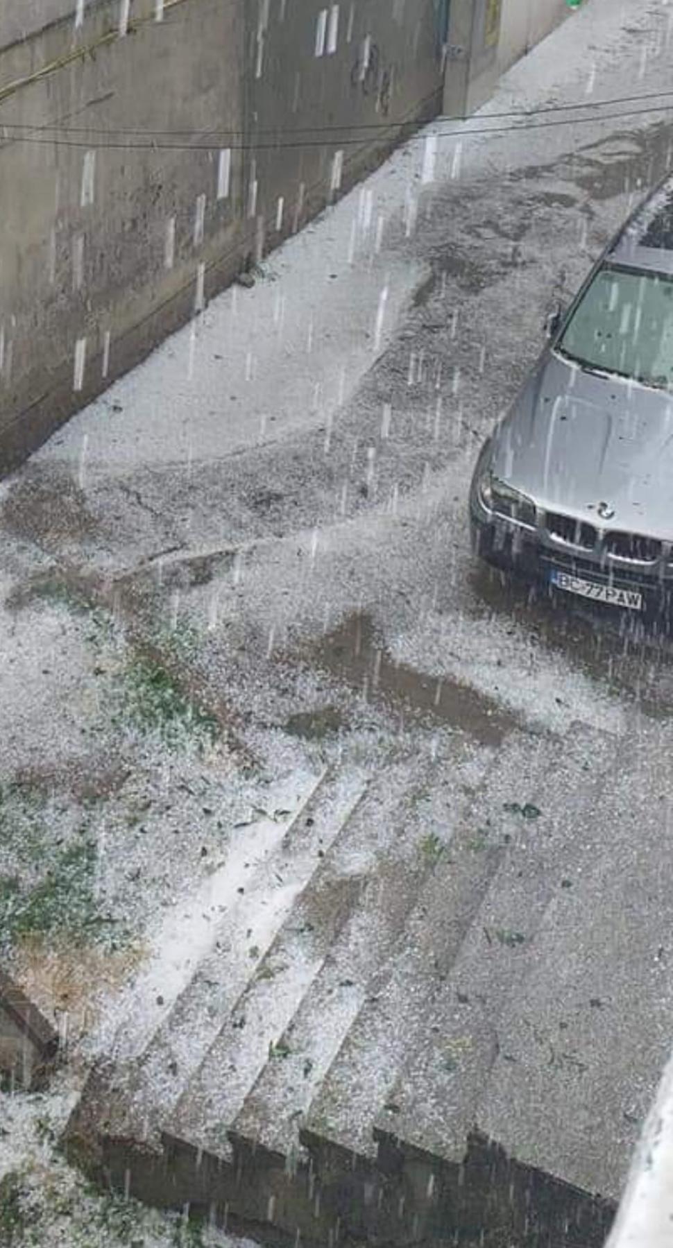 Covor alb de gheață în toiul verii, în urma fenomenelor extreme | Grindina a făcut prăpăd în mai multe zone din țară 847520