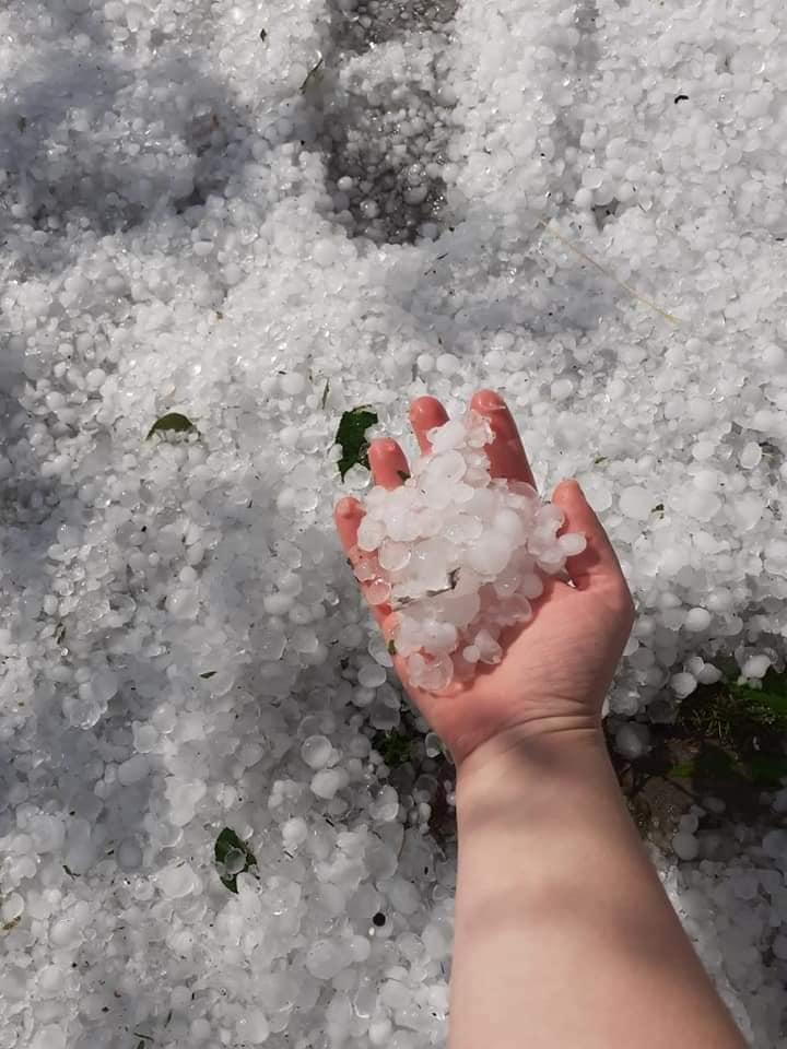 Covor alb de gheață în toiul verii, în urma fenomenelor extreme | Grindina a făcut prăpăd în mai multe zone din țară 847521