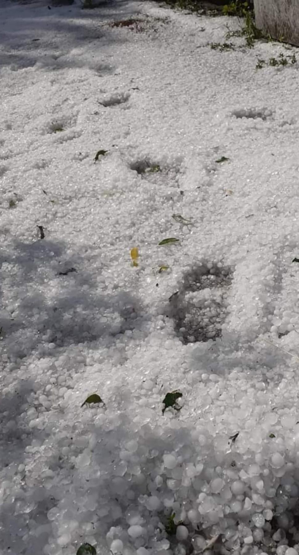 Covor alb de gheață în toiul verii, în urma fenomenelor extreme | Grindina a făcut prăpăd în mai multe zone din țară 847522