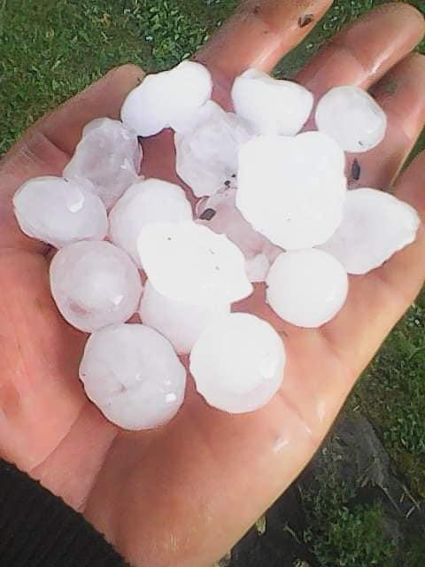 Covor alb de gheață în toiul verii, în urma fenomenelor extreme | Grindina a făcut prăpăd în mai multe zone din țară 847525