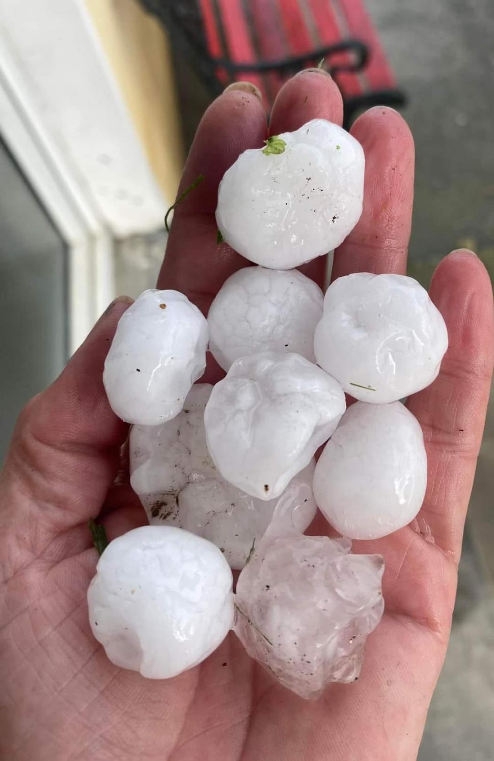 Covor alb de gheață în toiul verii, în urma fenomenelor extreme | Grindina a făcut prăpăd în mai multe zone din țară 847535