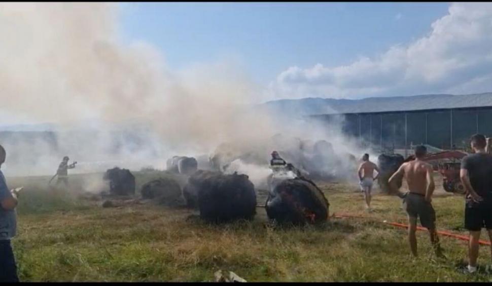 Incendiu la o fermă din Gorj: Baloți de paie cuprinși de flăcări. Pompierii intervin de urgență 847496