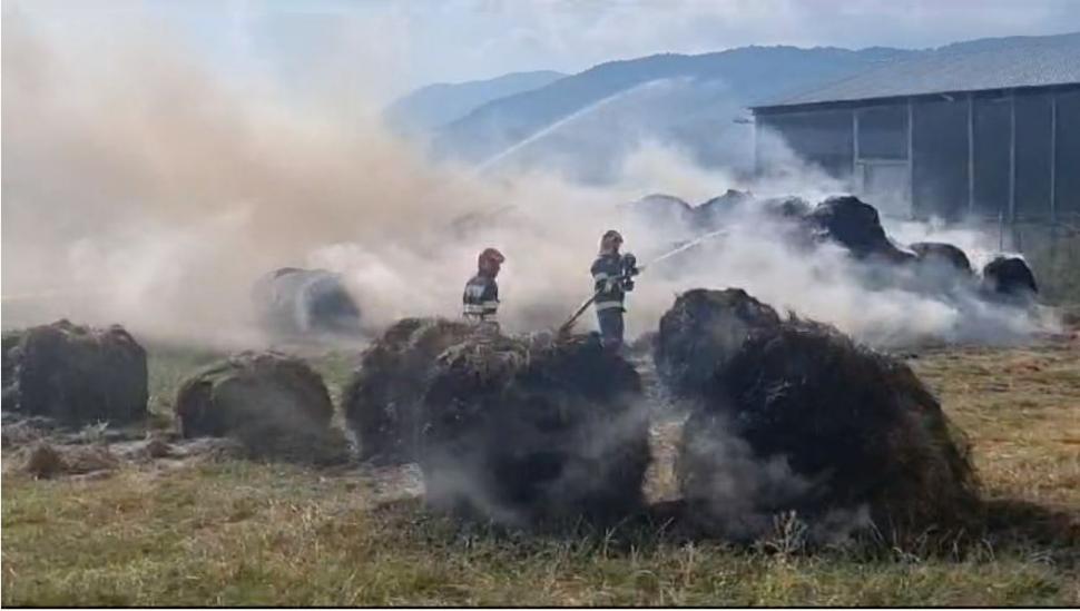 Incendiu la o fermă din Gorj: Baloți de paie cuprinși de flăcări. Pompierii intervin de urgență 847497