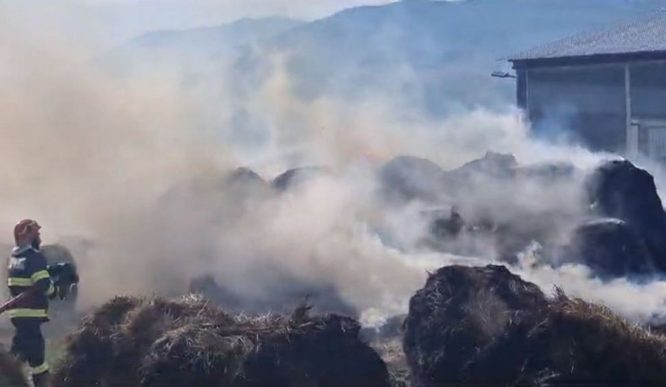 Incendiu la o fermă din Gorj: Baloți de paie cuprinși de flăcări. Pompierii intervin de urgență
