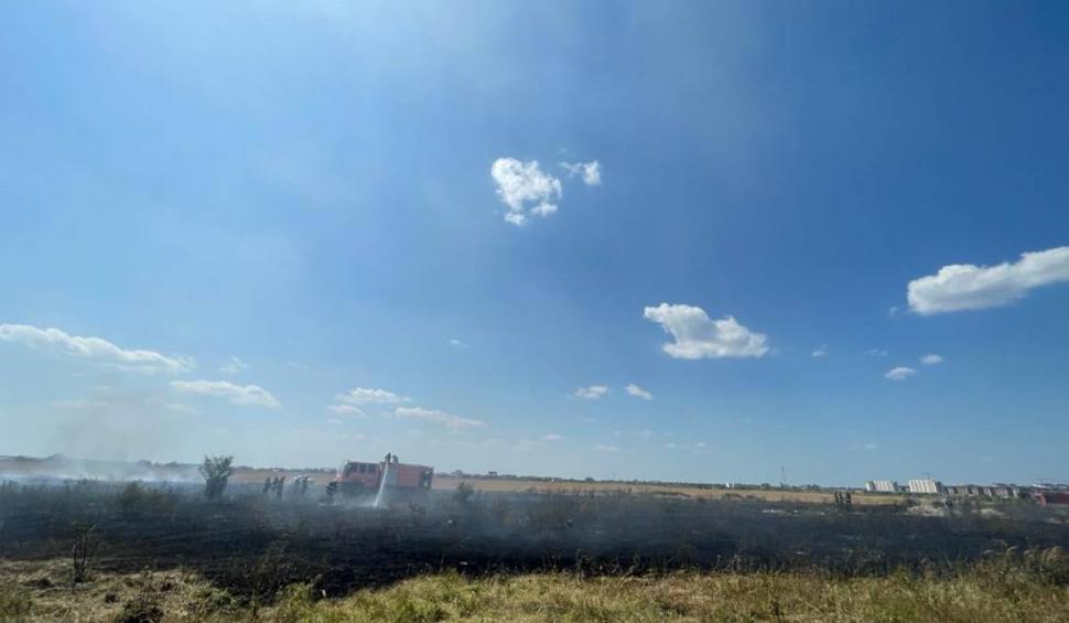 Un nou incendiu de vegetație a izbucnit la periferia Bucureștiului. La fața locului intervin 15 autospeciale de pompieri 847466