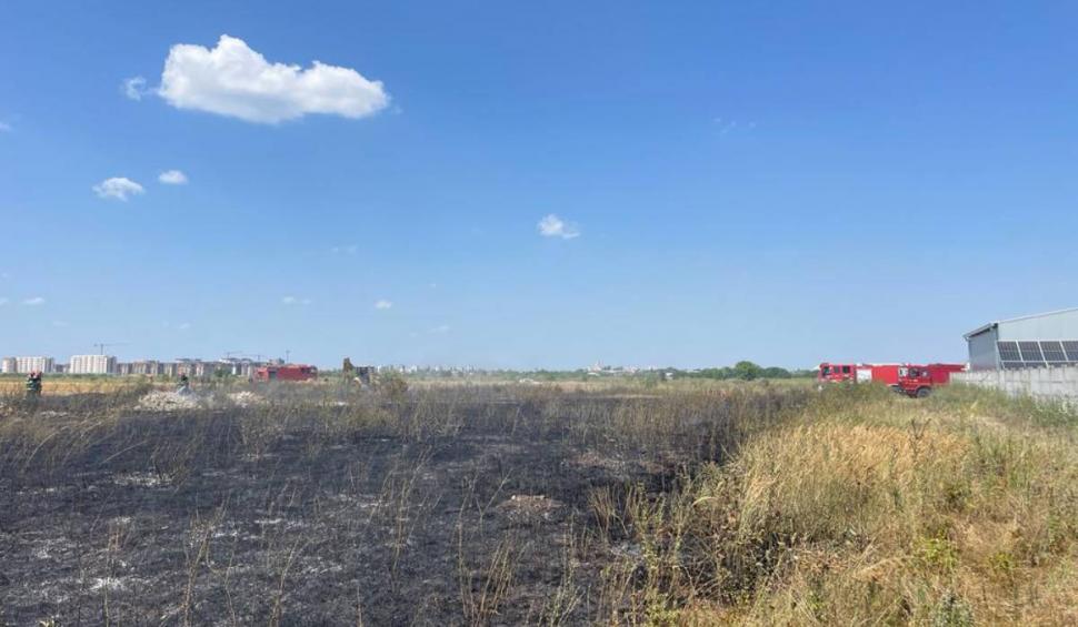 Un nou incendiu de vegetație a izbucnit la periferia Bucureștiului. La fața locului intervin 15 autospeciale de pompieri 847467