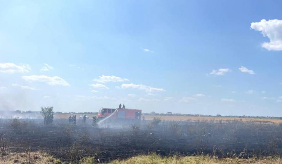 Un nou incendiu de vegetație a izbucnit la periferia Bucureștiului. La fața locului intervin 15 autospeciale de pompieri 847468
