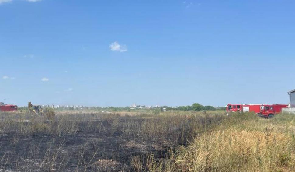 Un nou incendiu de vegetație a izbucnit la periferia Bucureștiului. La fața locului intervin 15 autospeciale de pompieri 847469