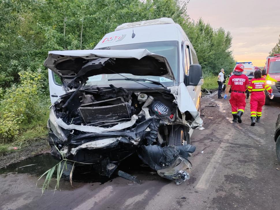 Accident cu 17 victime, între o mașină și un microbuz cu călători, pe DN1A, în Valea Călugărească! S-a activat Planul Roșu de Intervenție 847754