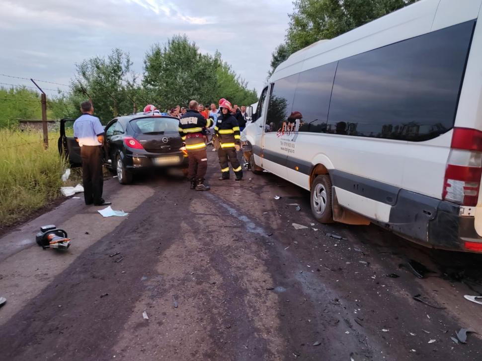 Accident cu 17 victime, între o mașină și un microbuz cu călători, pe DN1A, în Valea Călugărească! S-a activat Planul Roșu de Intervenție 847755