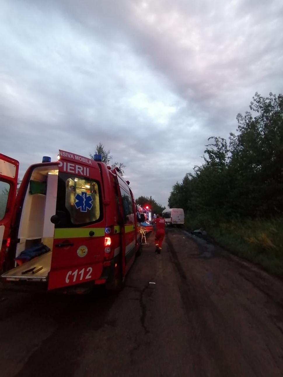 Accident cu 17 victime, între o mașină și un microbuz cu călători, pe DN1A, în Valea Călugărească! S-a activat Planul Roșu de Intervenție 847758