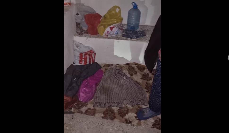 Momentul în care o bătrână de 64 de ani a ajuns să își spele rufele într-o baltă, pe drum. Femeia locuiește într-o stație de autobuz  847678