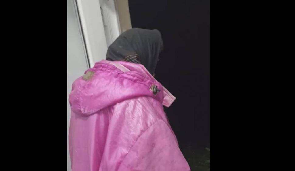 Momentul în care o bătrână de 64 de ani a ajuns să își spele rufele într-o baltă, pe drum. Femeia locuiește într-o stație de autobuz  847679