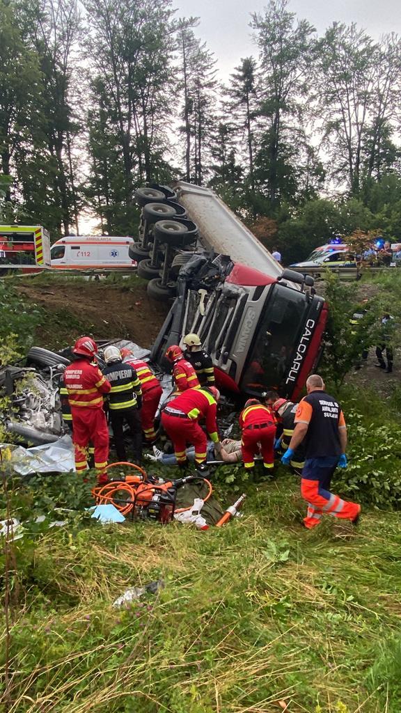 Două persoane au decedat în urma unui accident grav între un autotren și un autoturism pe DN17, în Suceava. Circulația este oprită 847732