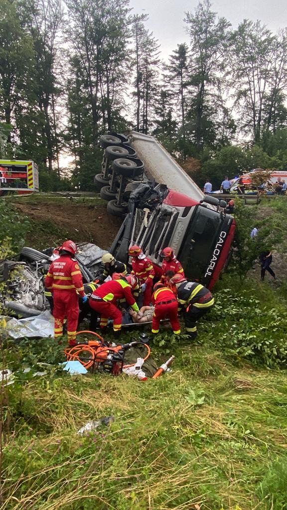 Două persoane au decedat în urma unui accident grav între un autotren și un autoturism pe DN17, în Suceava. Circulația este oprită 847733