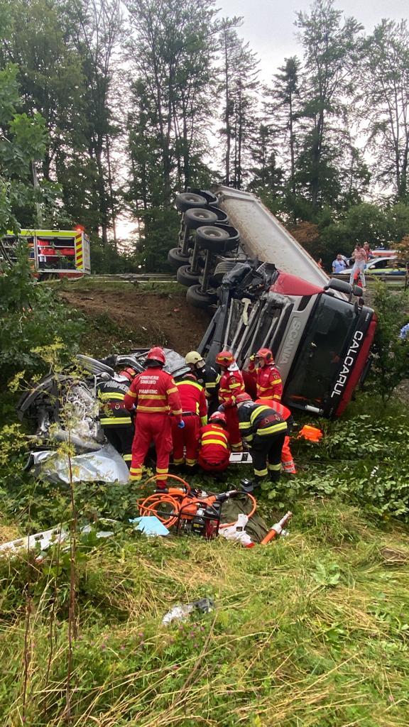 Două persoane au decedat în urma unui accident grav între un autotren și un autoturism pe DN17, în Suceava. Circulația este oprită 847734