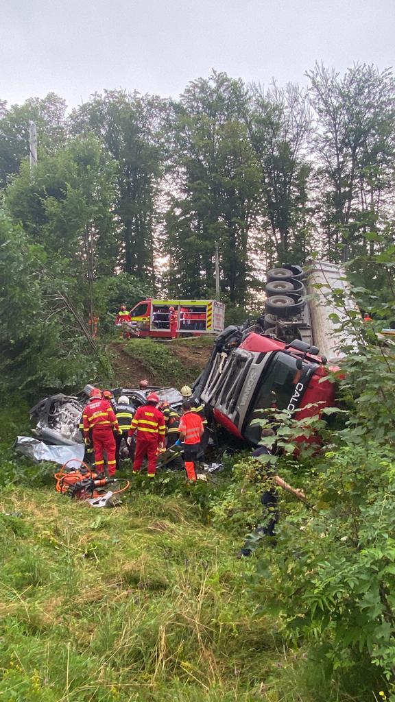 Două persoane au decedat în urma unui accident grav între un autotren și un autoturism pe DN17, în Suceava. Circulația este oprită 847735