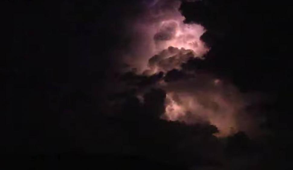 Fenomen înfiorător, noaptea pe cer, în Cluj. Oamenii și-au luat telefoanele și au început să filmeze 847629