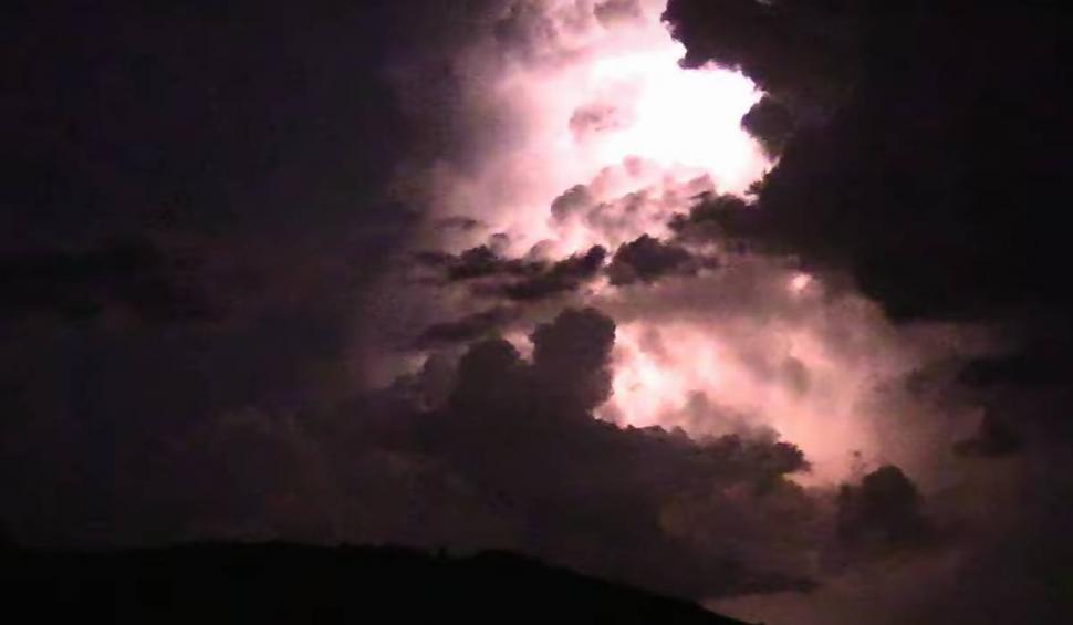 Fenomen înfiorător, noaptea pe cer, în Cluj. Oamenii și-au luat telefoanele și au început să filmeze 847630