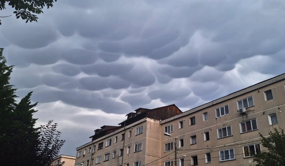Fenomen meteo spectaculos pe cerul României, surprins la Baia Mare: "Norii mamari" au ajuns virali