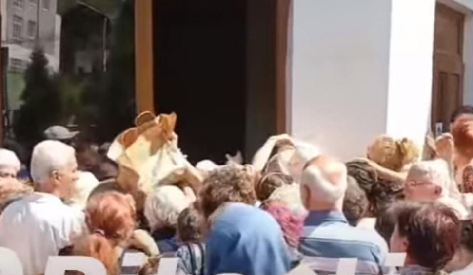 Imaginile umilinţei la o biserică din Pitești. Oamenii s-au călcat în picioare pentru o icoană şi o pungă cu mâncare 847688