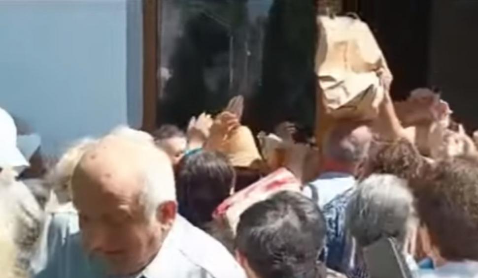 Imaginile umilinţei la o biserică din Pitești. Oamenii s-au călcat în picioare pentru o icoană şi o pungă cu mâncare 847691