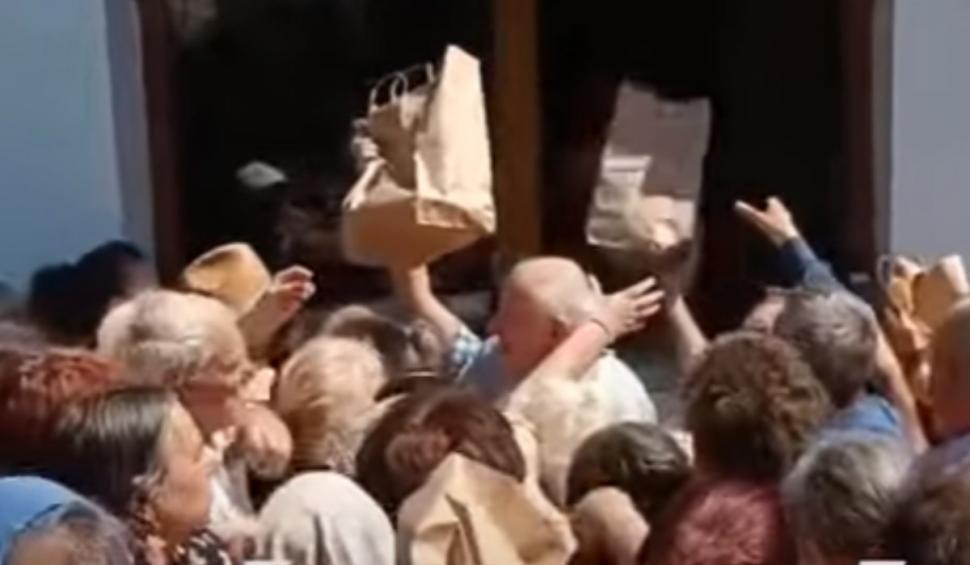 Imaginile umilinţei la o biserică din Pitești. Oamenii s-au călcat în picioare pentru o icoană şi o pungă cu mâncare 847692