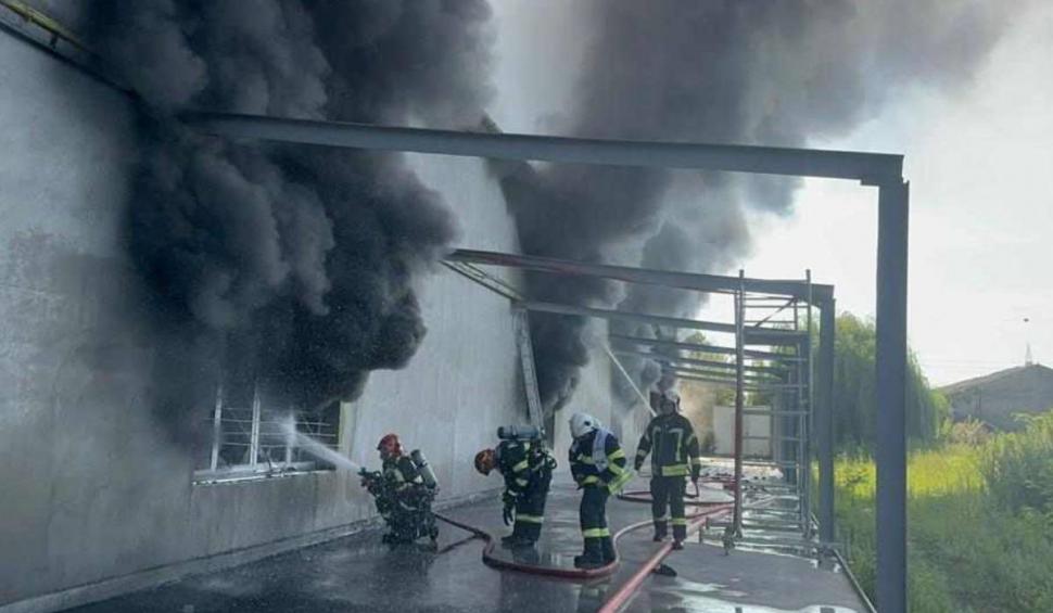 Incendiu puternic, cu victime, la o hală de calculatoare, în Mureș. A fost trimis mesaj RO-ALERT 847597