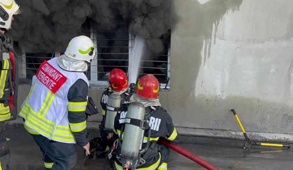 Incendiu puternic, cu victime, la o hală de calculatoare, în Mureș. A fost trimis mesaj RO-ALERT 847598