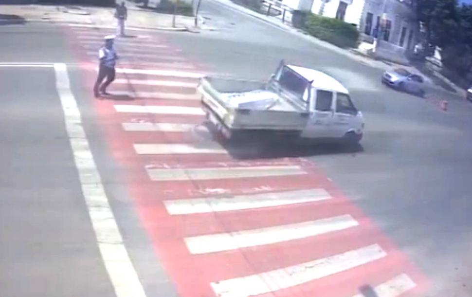 Un şofer s-a enervat pe poliţişti şi a depus plângere împotriva lor. Motivul: A stat prea mult să aştepte în trafic, în Vaslui 847703