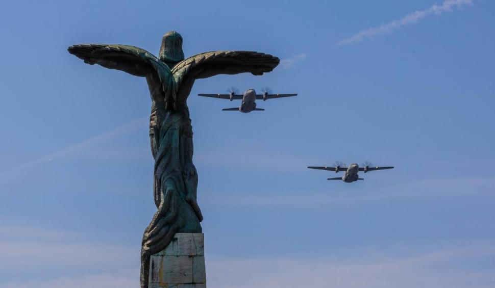 Sărbătoarea Aviației Române. Avioanele şi elicopterele de luptă vor survola astăzi cerul, în Bucureşti  847600