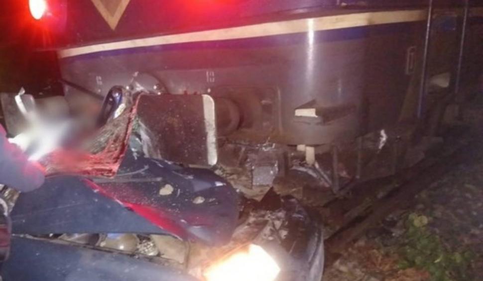 Doi bărbați, răniți după ce autoturismul în care se aflau a fost lovit de tren, în Suceava 847778