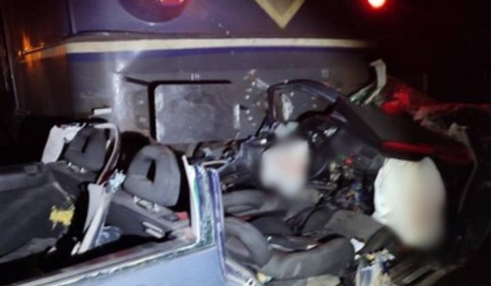 Doi bărbați, răniți după ce autoturismul în care se aflau a fost lovit de tren, în Suceava