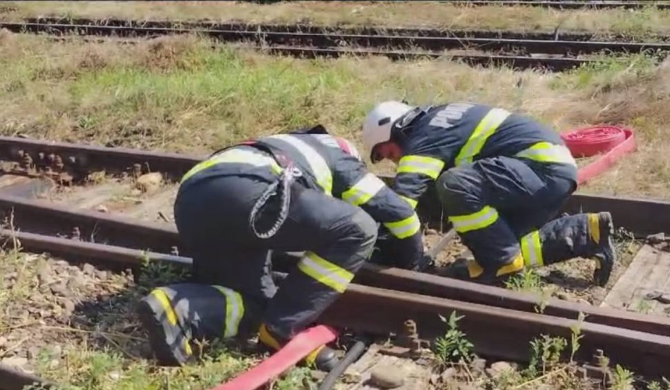 Incendiu la un vagon cu cărbune în Gara Golești din Argeș. Pompierii acționează cu un echipament special pentru a răci încărcătura