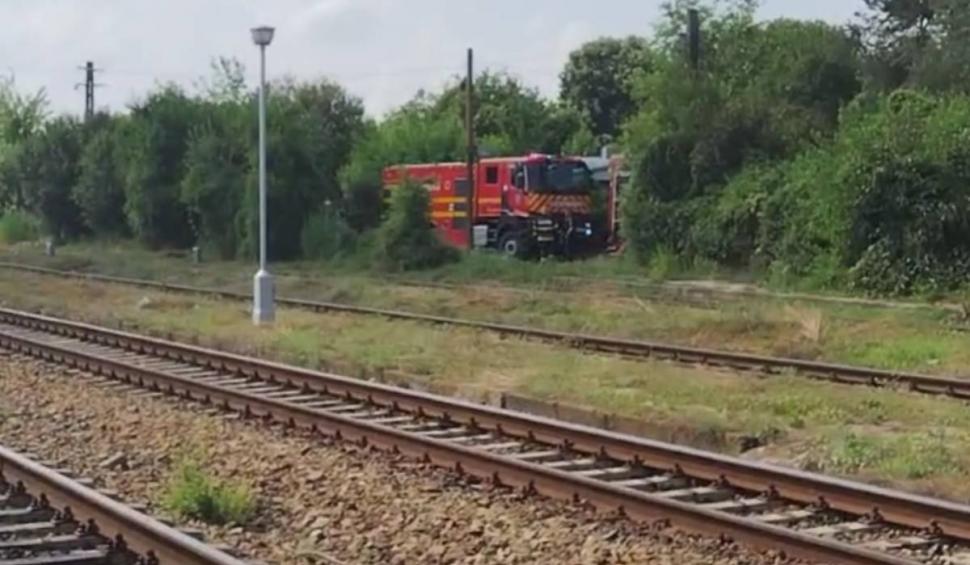 Incendiu la un vagon cu cărbune în Gara Golești din Argeș. Pompierii acționează cu un echipament special pentru a răci încărcătura 847908