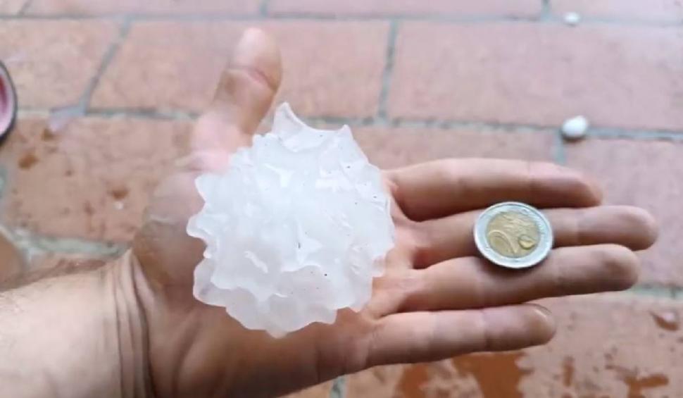 Ţara în care furtuna a lovit cu bucăţi de gheaţă cât mingea de tenis  847839