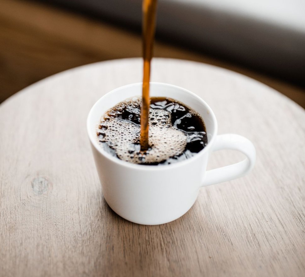Lovitură pentru românii consumatori de cafea. Comisia Europeană ar putea interzice cafeaua la capsule din aluminiu