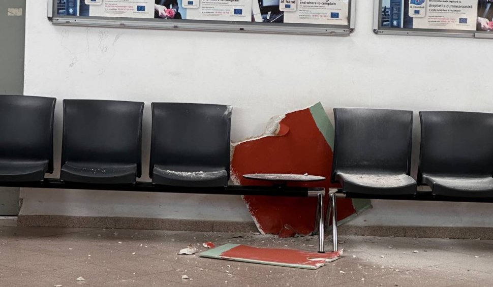 Tavanul sălii de așteptare a Aeroportului Sibiu s-a prăbușit în plină zi. "S-a desprins chiar în fața noastră"