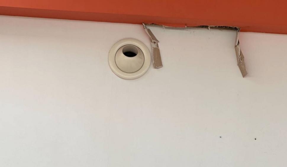 Tavanul sălii de așteptare a Aeroportului Sibiu s-a prăbușit în plină zi. "S-a desprins chiar în fața noastră" 847946