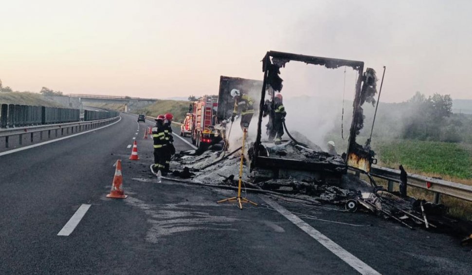 Un TIR s-a "topit" într-un incendiu puternic, pe autostrada A1, între Timişoara şi Deva