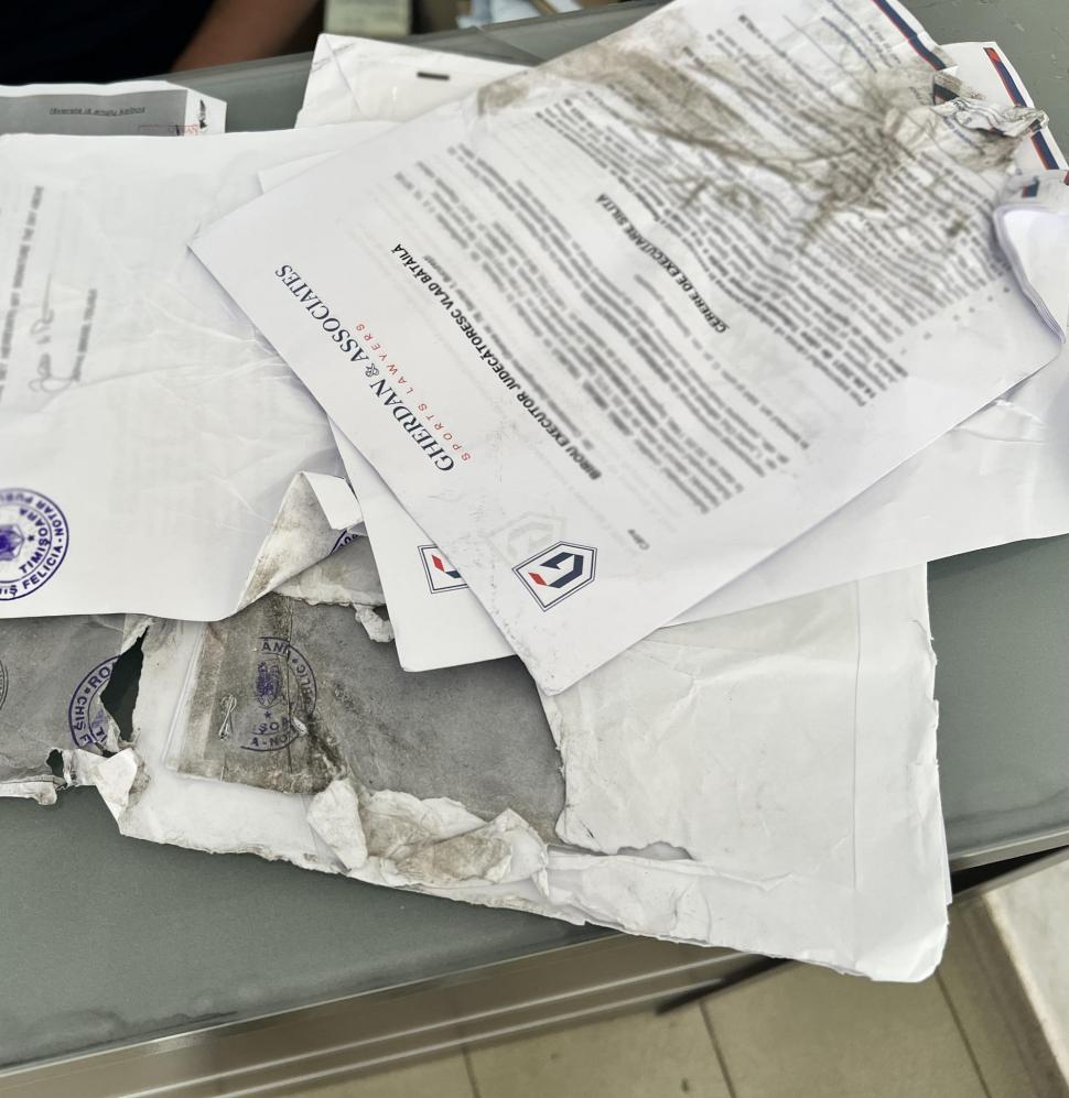 "Aveţi mare grijă!" | Păţania unui bărbat care a primit un colet cu acte în original complet distruse de la o firmă de curierat, în Cluj Napoca 848097