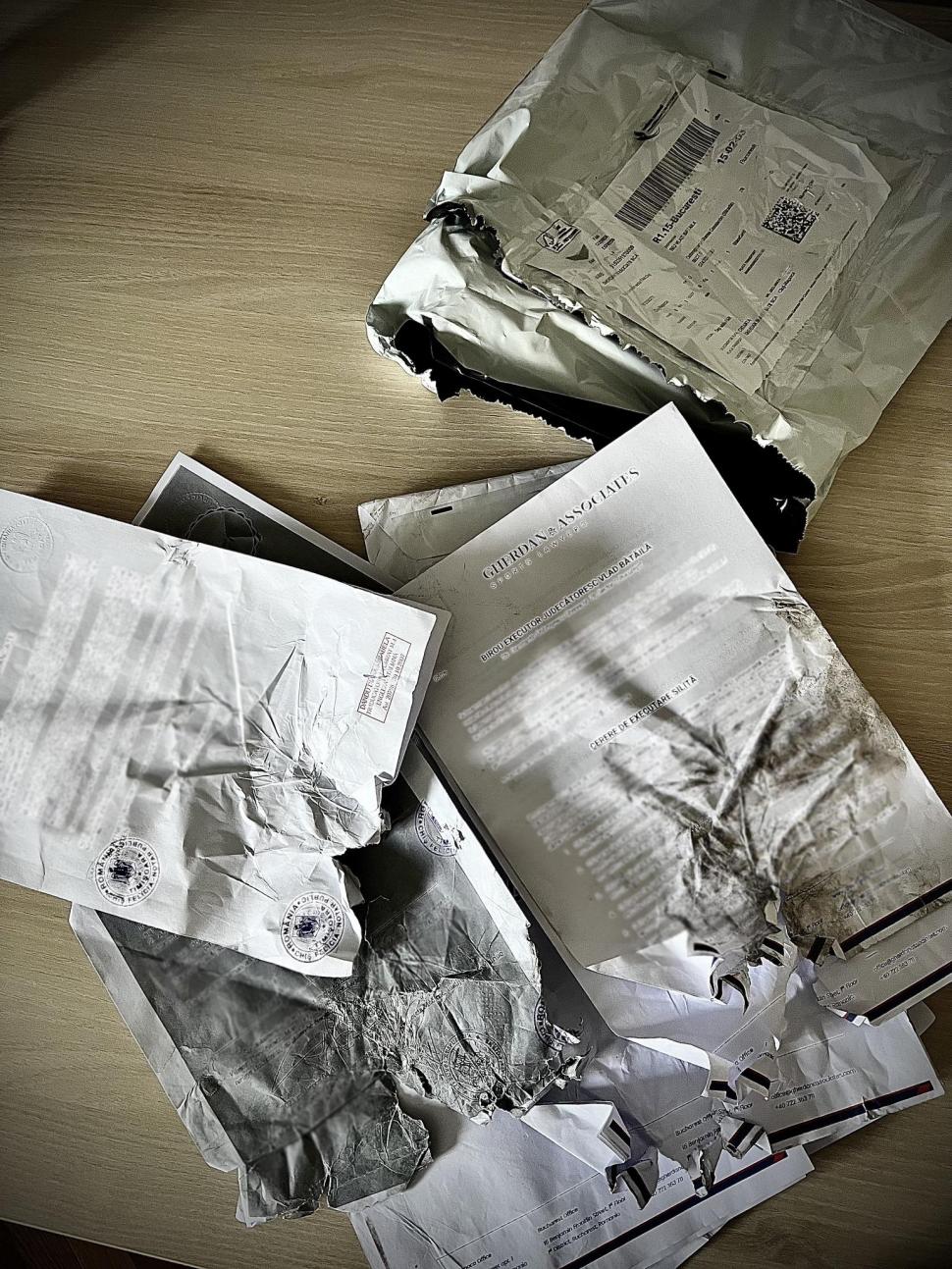 "Aveţi mare grijă!" | Păţania unui bărbat care a primit un colet cu acte în original complet distruse de la o firmă de curierat, în Cluj Napoca 848098