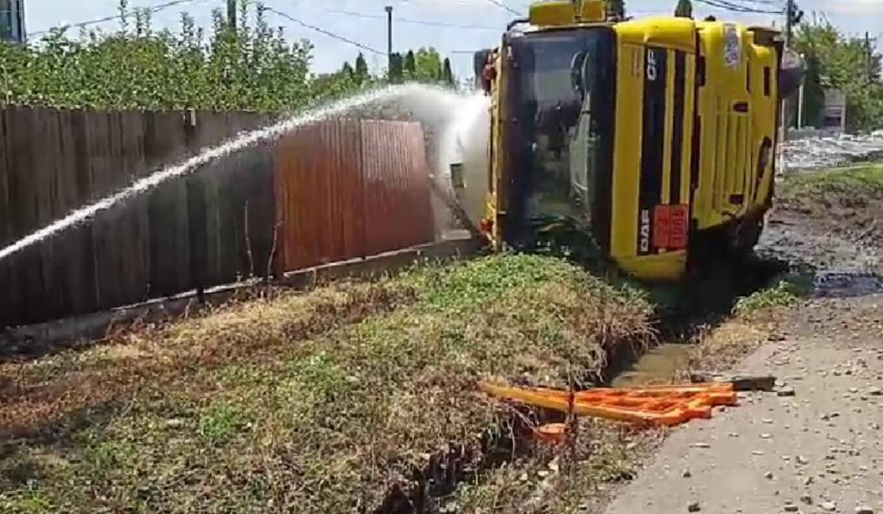 Cisternă răsturnată în Ploiești. Motorina se scurge din rezervor. Două persoane au nevoie de îngrijiri medicale 848020